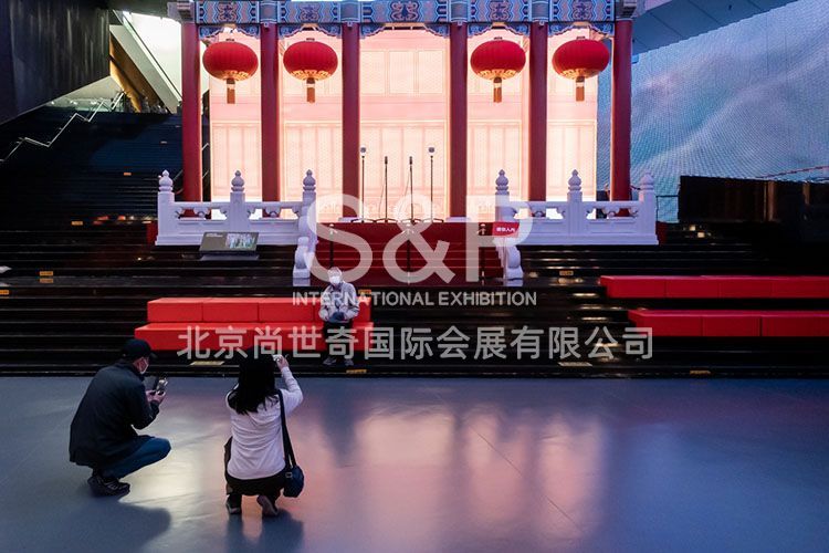 觀眾在歷史題材布景前拍照留念。